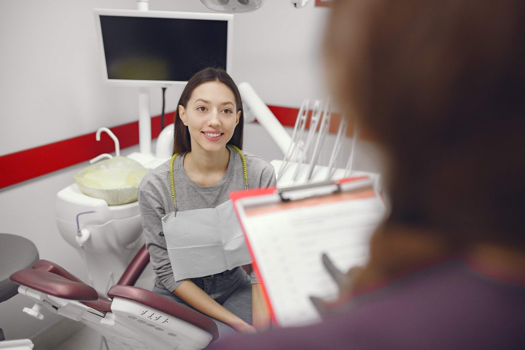 Patient-consulting-with-dentist-about-veneer-eligibility-and-cosmetic-treatment-options